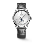 Quadrante argento a raggi di sole con indici applicati, lancette argentate lucide e indicatore delle fasi lunari a ore 6 dell'orologio Longines Flagship Heritage Moonphase